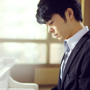 美女被骗到透明屋里强行插入
